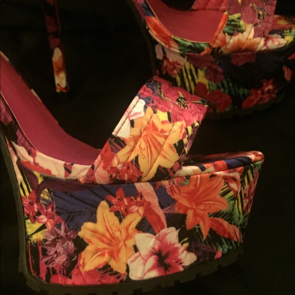 Floral Tropical Satin Platforms - Picture 6 of 8